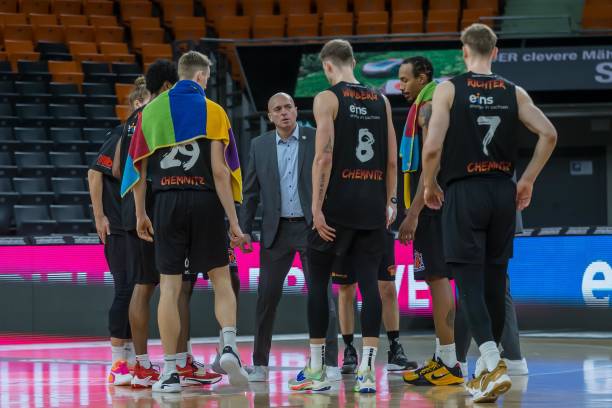 使观众对赛 使观众对赛